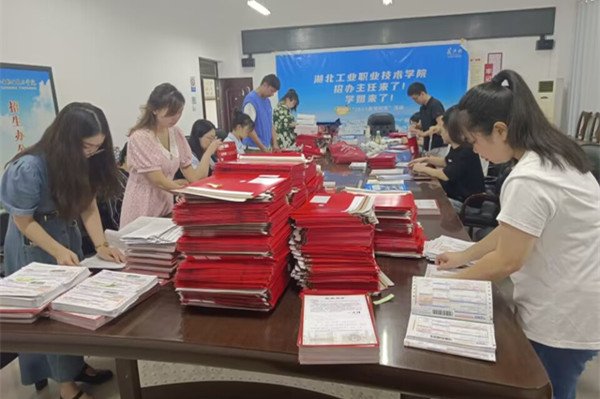 倾力支持以及校内相关部门的全力配合下