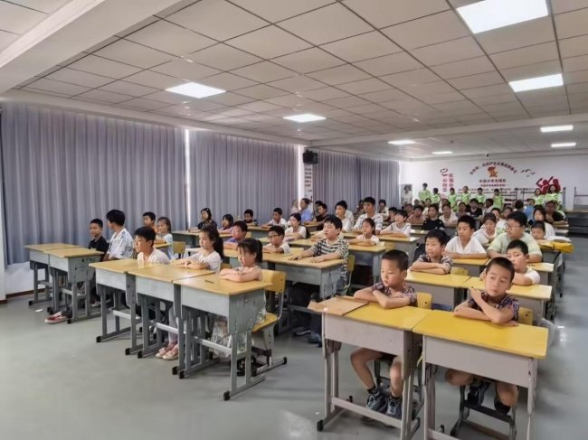 鸳鸯村党支部书记许艳丽